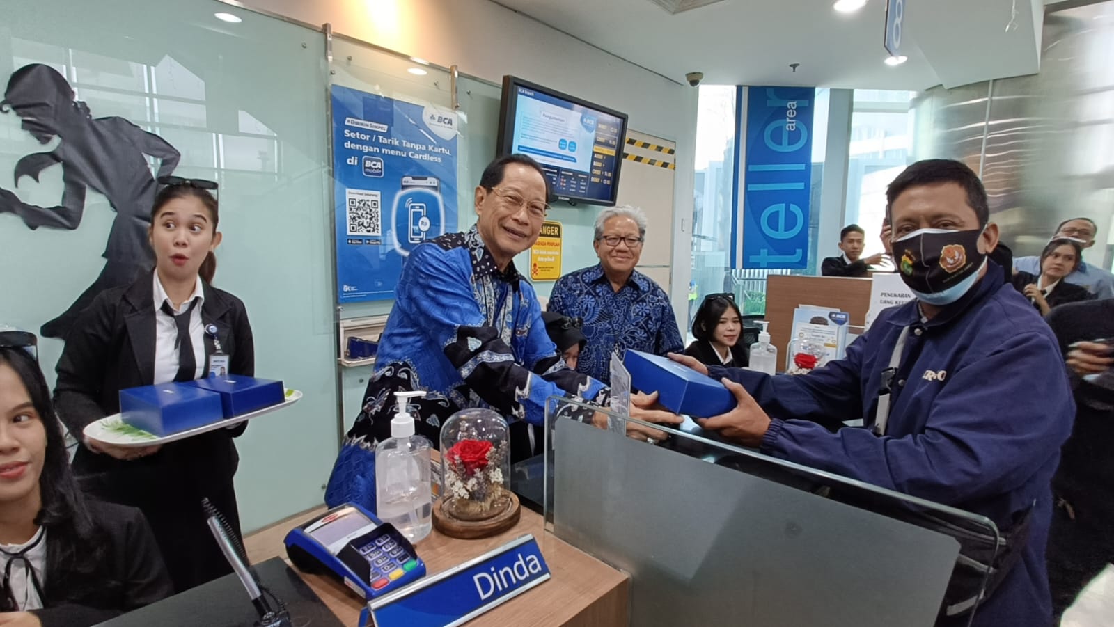 Presiden Direktur PT Bank Central Asia Tbk (BBCA), atau BCA, Jahja Setiaatmadja (keempat dari kanan) disaksikan oleh Kepala BCA Kantor Wilayah VIII Gunawan Prayogo (ketiga dari kanan) menyerahkan cenderamata kepada nasabah sebagai ungkapan terima kasih di Hari Pelanggan Nasional 2023.  dok. ist. Hari Pelanggan Nasional 2023, Terima Kasih BCA Untuk Nasabah Pada Hari Istimewa