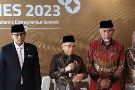 Wakil Presiden Ma'ruf Amin (tengah) dalam World Islamic Entrepreneur Summit (WIES) 2023, di Padang, Jumat (8/9/2023). dok. Jawa Pos. WIES 2023 di Padang, Tegaskan Langkah Indonesia jadi Pusat Ekonomi Syariah Dunia
