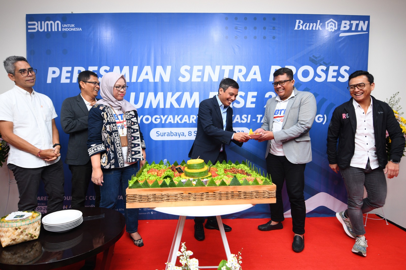 Direktur Utama Bank BTN Nixon LP Napitupulu didampingi Direktur Risk Management Bank BTN Setiyo Wibowo melakukan pemotongan tumpeng dalam acara Peresmian Sentra Proses UMKM di Surabaya, Jawa Timur, Jumat (8/9/2023). dok. ist. Fokus Pengembangan UMKM, Bank BTN Resmikan Sentra Proses UMKM