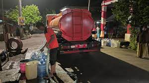 Pembagian air bersih di Kota Makassar. dok. Pemprov Sulsel. Makassar Berstatus Tanggap Darurat, BPBD Ungkap 16 Ribu Warga Kesulitan Air Bersih