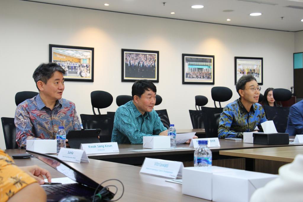 CEO Park Jong Jin (kanan), Finance Director Seong Hyeok Mun, Direktur IT  Kwak Sang Keun. dok. ist. Hadapi Persaingan Global, Bank Hana Berangkatkan 10 Mahasiswa Indonesia Magang di Korsel