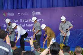Menteri Perindustrian Agus Gumiwang Kartasasmita meletakkan batu pertama pembangunan smelter nikel oleh PT Mitra Murni Perkasa (MMP) di Kota Balikpapan. dok. Pemprov Kaltim. Kaltim Siapkan Pembangunan Dua Smelter, Investasinya Rp36,5 Triliun