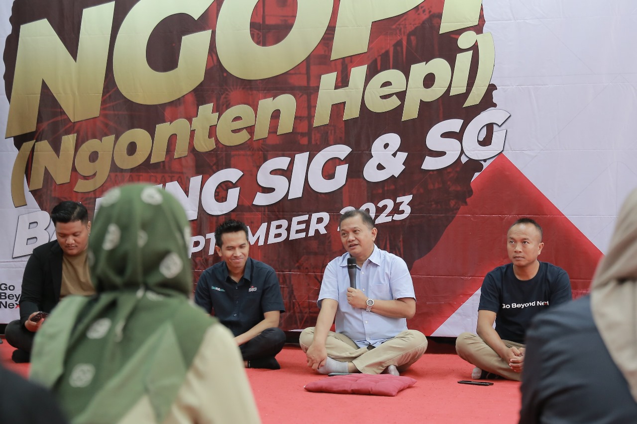 Direktur Keuangan & SDM PT Semen Gresik, Fardhi Sjahrul Ade (kedua kanan) didampingi GM of Corporate Communication SIG, Arif Gunawan Sulistiyono (ketiga kiri) saat acara Ngopi (Ngonten Hepi) Bareng SIG di gedung CCR Pabrik Rembang, Jawa Tengah, Kamis (7/9/2023). dok.ist. SIG Ajak Vlogger dan Masyarakat Rembang Ekspresikan Kreativitas di Media Sosial