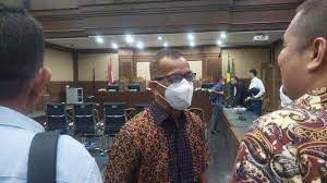 Emirsyah Satar (tengah). dok. Tribunnews. Kasus Korupsi Garuda Indonesia, Jaksa Dakwa Emirsyah Satar Rugikan Negara USD609 Juta