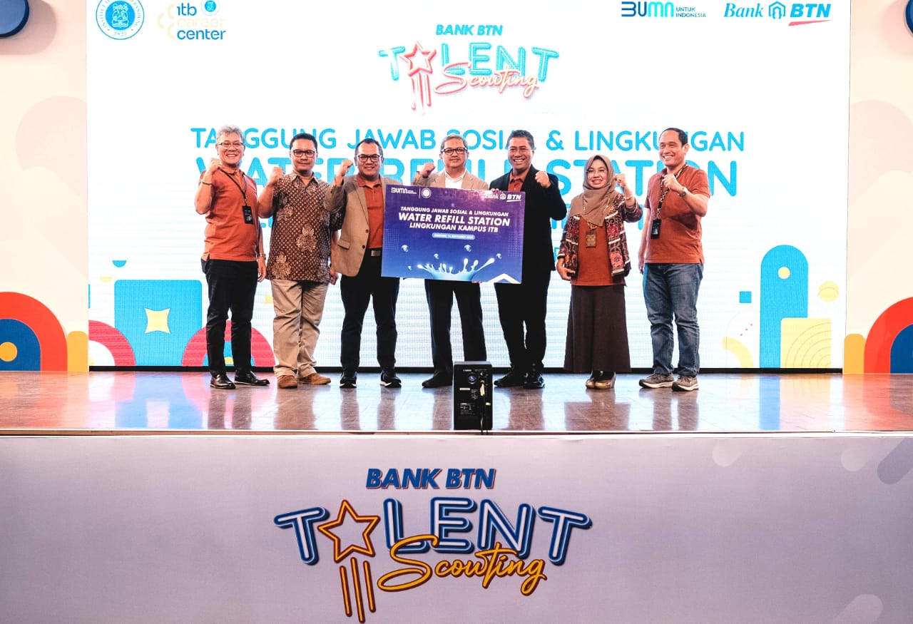 Direktur Human Capital, Compliance, & Legal PT Bank Tabungan Negara (Persero) Tbk. Eko Waluyo bersama Direktur Consumer Bank BTN Hirwandi menyerahkan bantuan Water Refill Station untuk Kampus ITB. Bantuan diterima oleh Wakil Rektor Bidang Keuangan, Perencanaan, dan Pengembangan Muhamad Abduh, di Kampus ITB, Bandung, pekan lalu. dok. ist. Serahkan Bantuan Water Refill Station, BTN Dukung Green Campus ITB