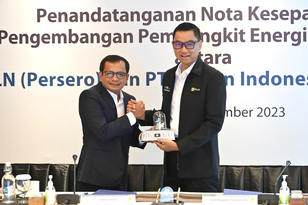 Direktur Utama SIG, Donny Arsal (kiri) bersama Direktur Utama PLN, Darmawan Prasodjo (kanan) saat Penandatanganan Nota Kesepahaman Pengembangan Pembangkit Energi Terbarukan antara SIG dan PLN di kantor pusat PLN, Jakarta, pada Senin (18/9/2023). dok. ist. Dorong Penurunan Emisi Karbon dan Pengembangan EBT, PLN - Semen Indonesia Berkolaborasi