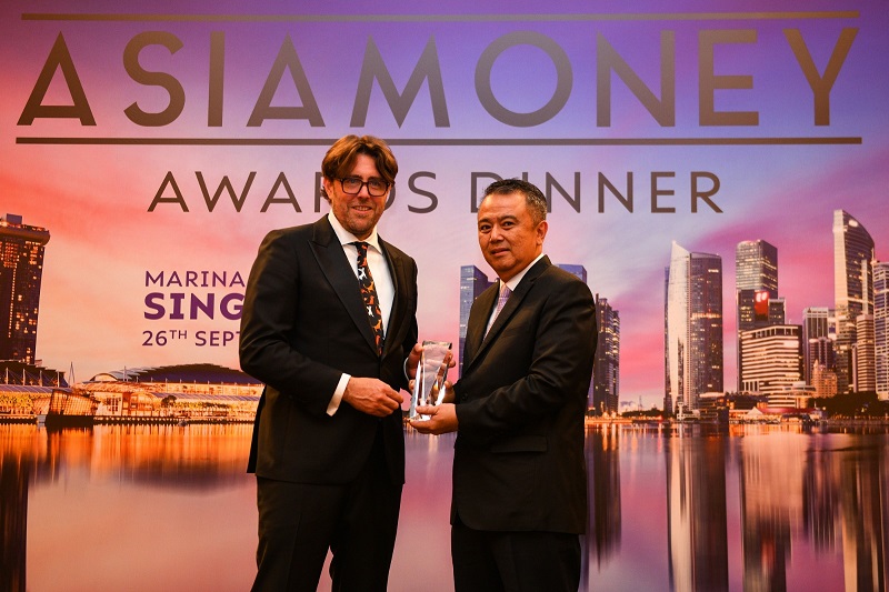CSR BTN Terbaik. Wakil Direktur Utama PT Bank Tabungan Negara (Persero) Tbk. Oni Febriarto Rahardjo bersama Head of Communication Department Bank BTN Dody Agoeng tersenyum usai menerima penghargaan 'Best Bank for CSR in Indonesia' dari Asia Money di Marina Bay Sands Expo, Singapura, Selasa (26/9). ( Foto:Endang Muchtar ) Bank BTN Raih Penghargaan CSR Dalam Mendukung Kebutuhan Rumah Berpenghasilan Rendah