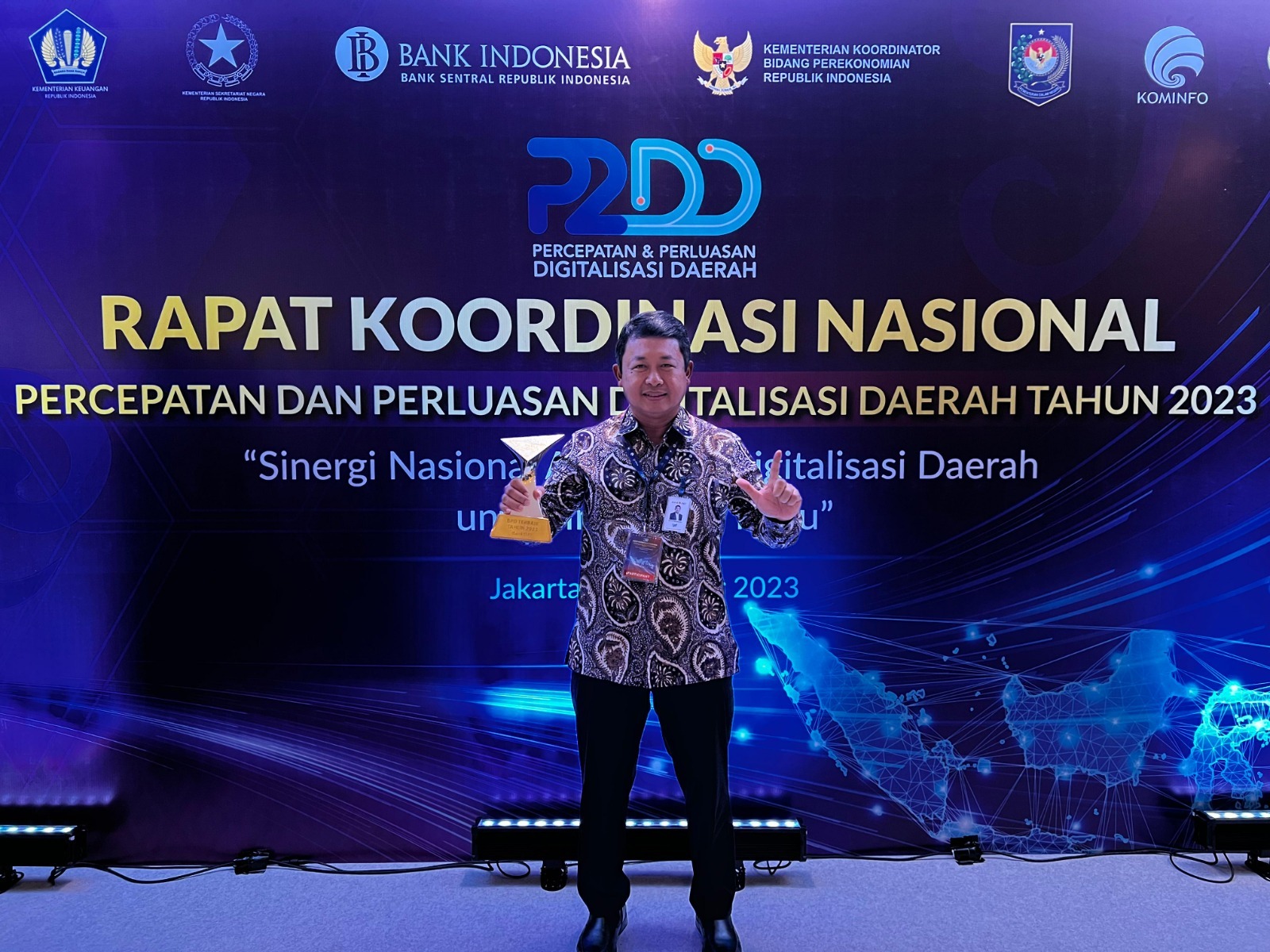 Direktur Teknologi dan Operasional, merangkap Pelaksana Tugas (Plt.) Direktur Utama Bank DKI, Amirul Wicaksono berfoto setelah menerima penghargaan sebagai BPD Terbaik Dalam Mendukung Kebijakan P2DD Tahun 2023, dalam acara Rapat Koordinasi Nasional Percepatan dan Perluasan Digitalisasi Daerah (P2DD) Tahun 2023, di Jakarta pada Selasa (3/10/2023). dok. ist. Dukung Kebijakan P2DD 2023, Bank DKI Raih Penghargaan Sebagai BPD Terbaik