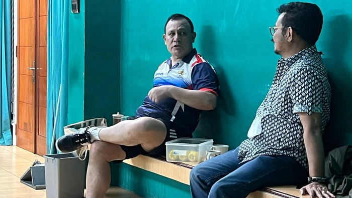 Pertemuan Firli Bahuri dan Syahrul Yasin Limpo di lapangan bulu tangkis di Jakarta Barat. dok. WA. detikcom. Pukat UGM Desak Dewas KPK Investigasi Pertemuan Firli Bahuri-Syahrul Yasin Limpo