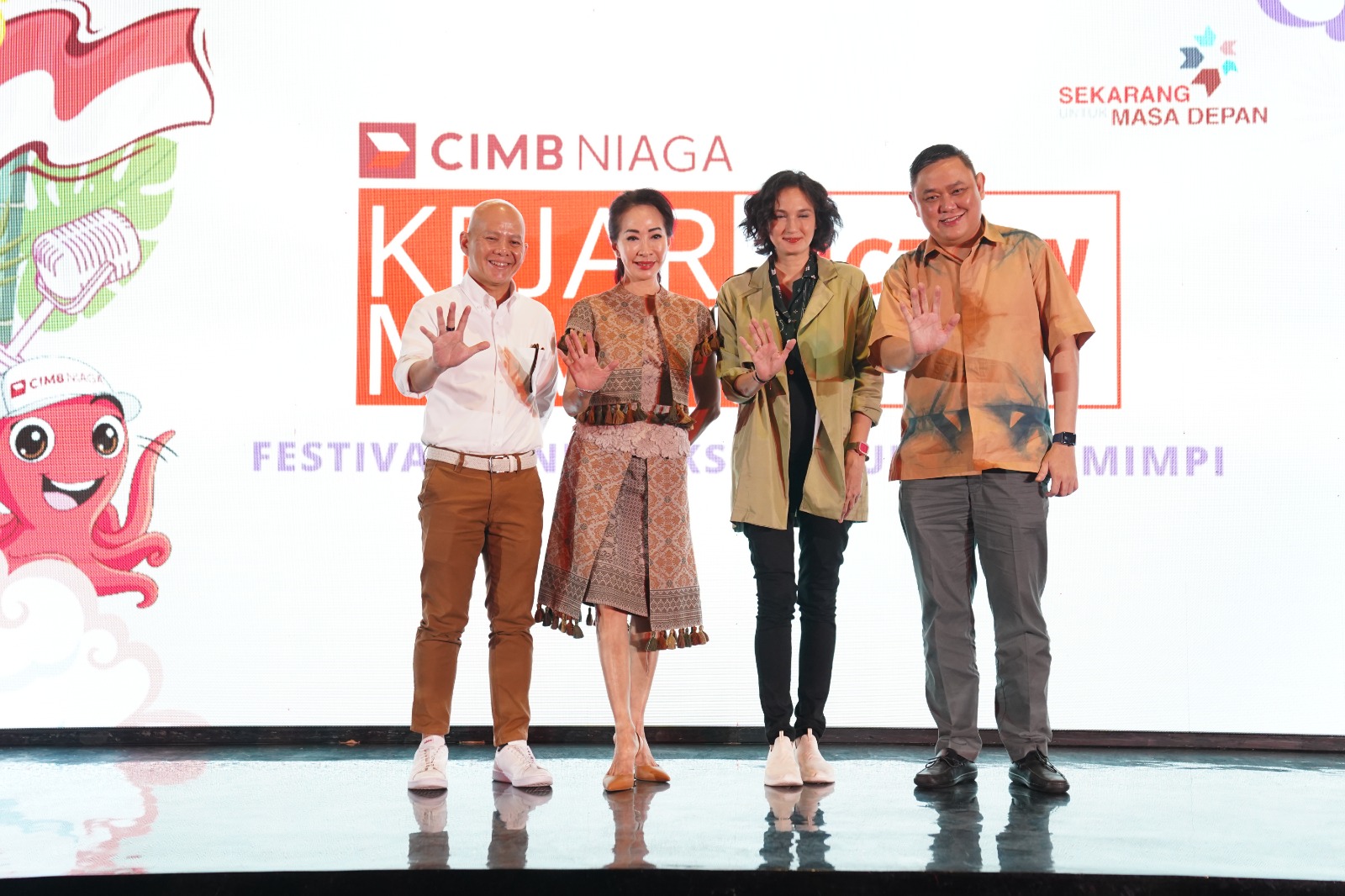 Direktur Consumer Banking CIMB Niaga Noviady Wahyudi (kanan) bersama Direktur Compliance, Corporate Affairs and Legal CIMB Niaga Fransiska Oei (kedua kiri), Head of Emerging Business Banking CIMB Niaga Tony Tardjo (kiri) dan artis sekaligus penggiat lingkungan Nadine Chandrawinata (kedua kanan) dalam acara Media Gathering Kejar Mimpi Actionation di Jakarta, Rabu (8/11/2023).  dok. ist. CIMB Niaga Gelar Kejar Mimpi Actionation 2023, Festival Penuh Aksi Dukung Sustainability