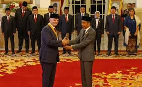 Berjas Lengkap dengan Kopiah Hitam, Presiden FIFA Terima Bintang Jasa Pratama