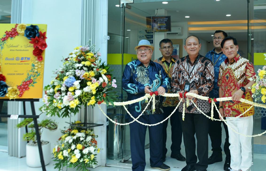 Kepala Divisi Service Quality & Distribution Division PT Bank Tabungan Negara (Persero) Tbk. Ferry Sipahutar (ketiga kiri) didampingi CEO Cahaya Buana Group Simarba Atong (kiri), Deputy Regional Manager Service & Collection Kantor Wilayah 1 Bank BTN Edward Melvin Purba, Branch Manager Bank BTN Kantor Cabang Bogor Adolf Ronaldo Sebastianus, dan Chairman Olympic Group Au Bintoro kompak tersenyum sambil melakukan pengguntingan pita Bank BTN (BBTN) Buka KCP di Kawasan Industri Sentul