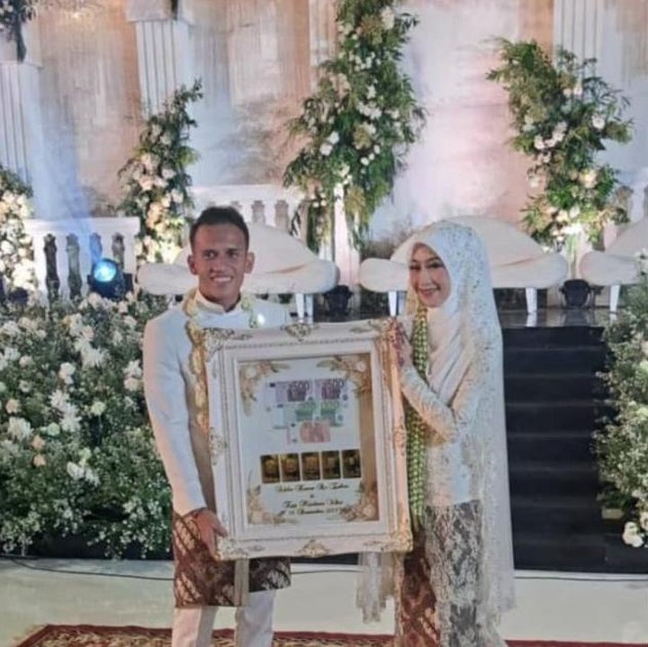 Pesepakbola nasional Egy Maulana Vikri (kiri) dan istri Adiba Khanza Az-Zahra binti (Alm) Jefri Al Buchori. dok. ist. Detikhot. Pesepakbola Egy Maulana Vikri Lepas Masa Lajang, Peristri Putri Sulung Alm Uje-Umi Pipik