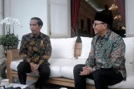 Ketua Umum PAN Zulkifli Hasan (kanan) bersama Presiden Jokowi.dok. Okezone. Dikabarkan Sudah Bergabung dengan PAN, Presiden Jokowi Buka Suara