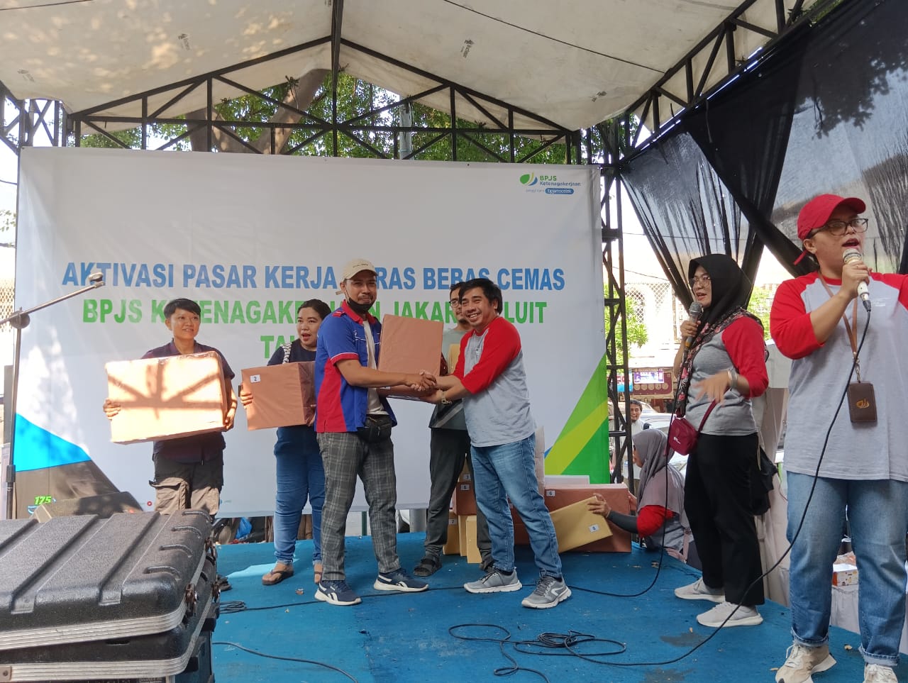 Bagi-bagi Hadiah, Warnai Kampanye KKBC Pasar Muara Karang