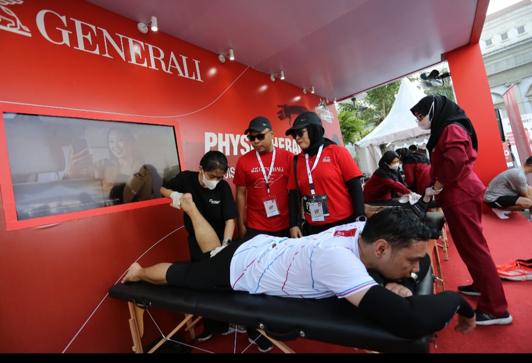 Chief Marketing Officer Generali Indonesia Vivin Arbianti Gautama didampingi Head of Corporate Communications Windra Krismansyah melihat kegiatan pemberian fisioterapi gratis kepada pelari Semarang 10K di Semarang, Jawa Tengah, Minggu (17/12/2023). dok. ist... Semarang 10K, Generali Indonesia Promosikan Gaya Hidup Sehat dan Pentingnya Proteksi