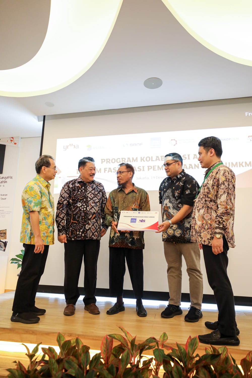 Kiri - Kanan: 1. Sigit P. Kumala, Ketua Pengurus Yayasan Dharma Bhakti Astra (YDBA) 2. Agus Santoso, Staf Khusus Menteri Bidang Hukum, Pengawasan Koperasi dan Pembiayaan, Kementerian Koperasi & UKM RI 3. Joko Widodo, Direktur PT Namura Tehnik Sejahtera 4. Armaji Sayoko, Direktur Astra Ventura 5. Dr. Irvan Kuswardana, S.T.,M.M. , Koordinator IKM Alat Angkut Ditjen IKMA, Kementerian Perindustrian RI. dok. ist. Kolaborasi YDBA, Astra Financial, SANF dan Astra Ventura Perkuat Pembiayaan UMKM