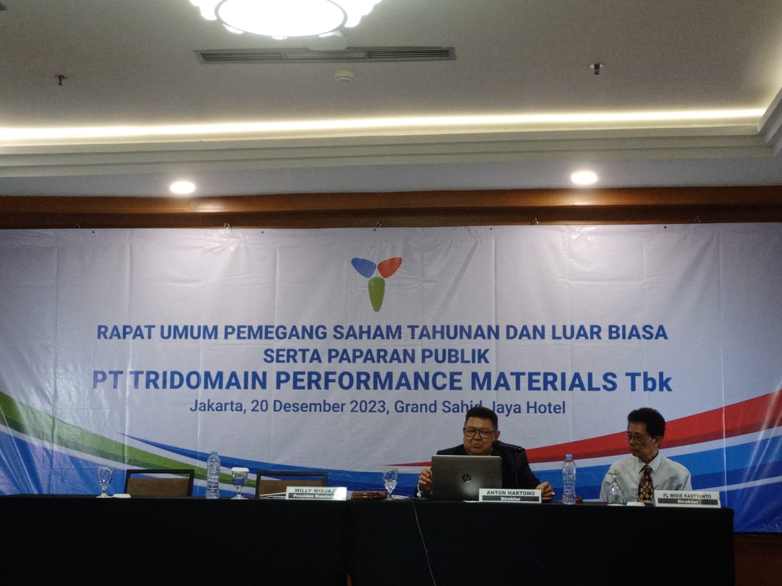 Kiri-kanan: Anton Hartono Direktur Utama dan FL Widie Kastyanto Direktur PT Tridomain Performance Materials Tbk (TDPM) dalam paparan publik. Foto/Rizki emitennews.com Dibayangi PKPU dan Fase Kritis, Tridomain Materials (TDPM) Berharap Lebih Sehat di 2024