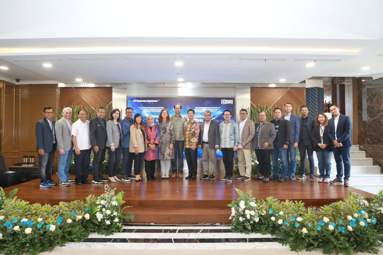 Direktur Utama BRI Sunarso dan Direktur Utama PT Freeport Indonesia Tony Wenas menandatangani perjanjian trade facility secara bilateral di Jakarta, 8 Desember 2023. dok. BRI. Dukung Pertumbuhan Ekonomi, BRI dan Freeport Jalin Kerja Sama Perjanjian Trade Facility