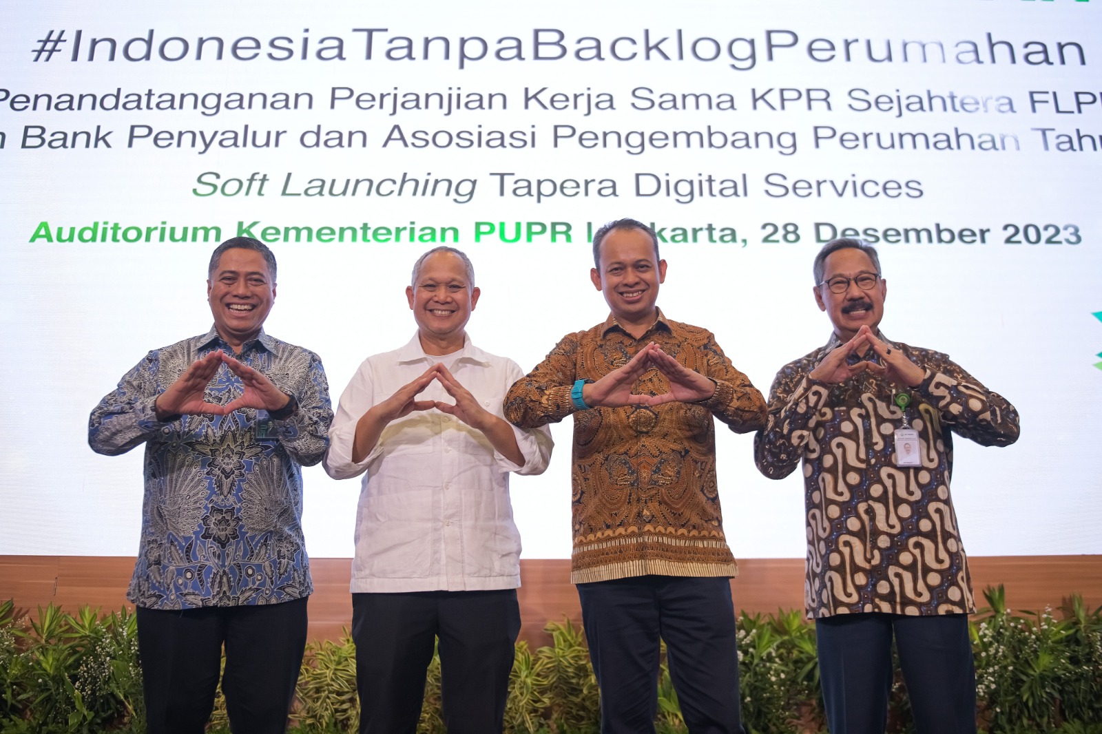 Direktur Consumer Bank BTN Hirwandi Gafar bersama Komisioner BP Tapera Adi Setianto melakukan penandatanganan perjanjian kerjasama KPR Sejahtera FLPP dengan Bank Penyalur dan Asosiasi Pengembang Perumahan Tahun 2024 dengan BP Tapera disaksikan Direktur Jenderal Pembiayaan Infrastruktur Pekerjaan Umum dan Perumahan Herry Trisaputra Zuna dan Direktur Jenderal Perumahan Iwan Suprijanto di Jakarta, Kamis (28/12/2023). Bank BTN ( BBTN) Penyalur FLPP Tertinggi Tahun 2023