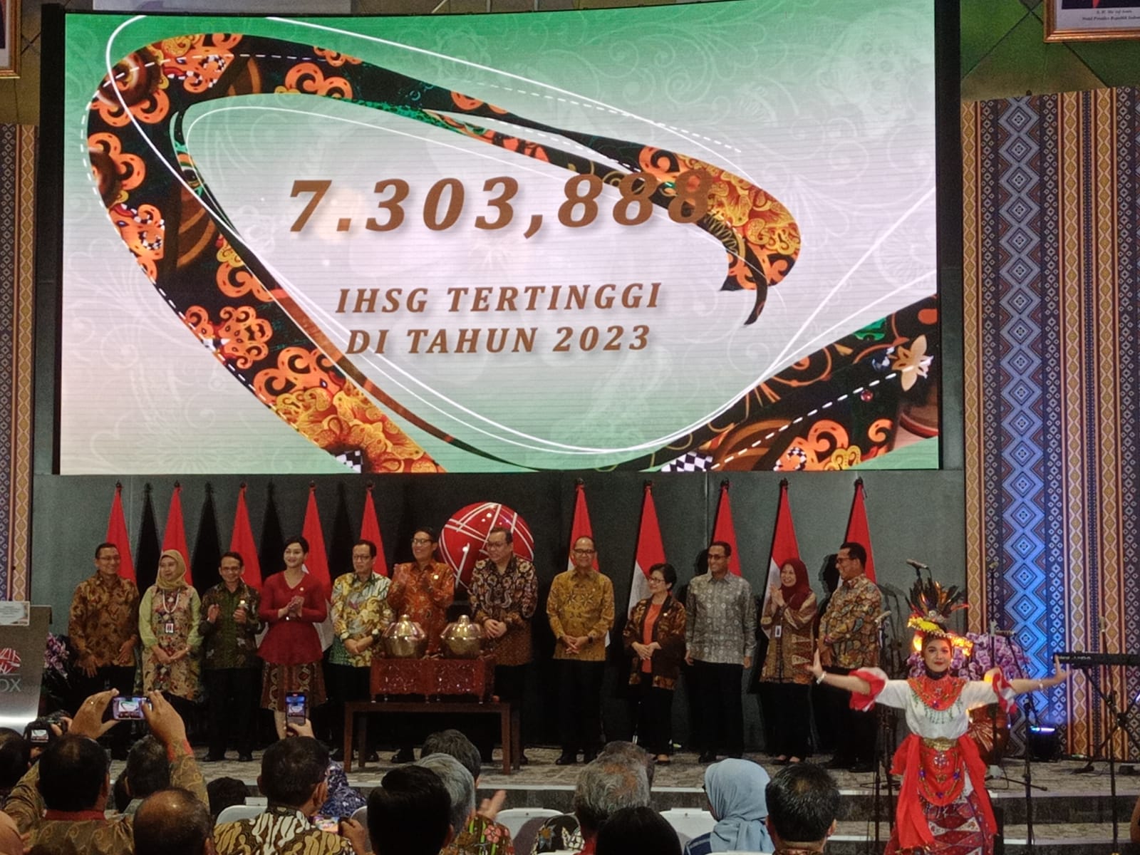 Jajaran Direksi SRO bersama Dewan Komisioner OJK dalam penutupan perdagangan tahun 2023 di Bursa Efek Indonesia. Foto/Rizki EmitenNews.com Bursa Utama Dunia Mulai Terapkan T+1 Tahun Depan, BEI Kapan?
