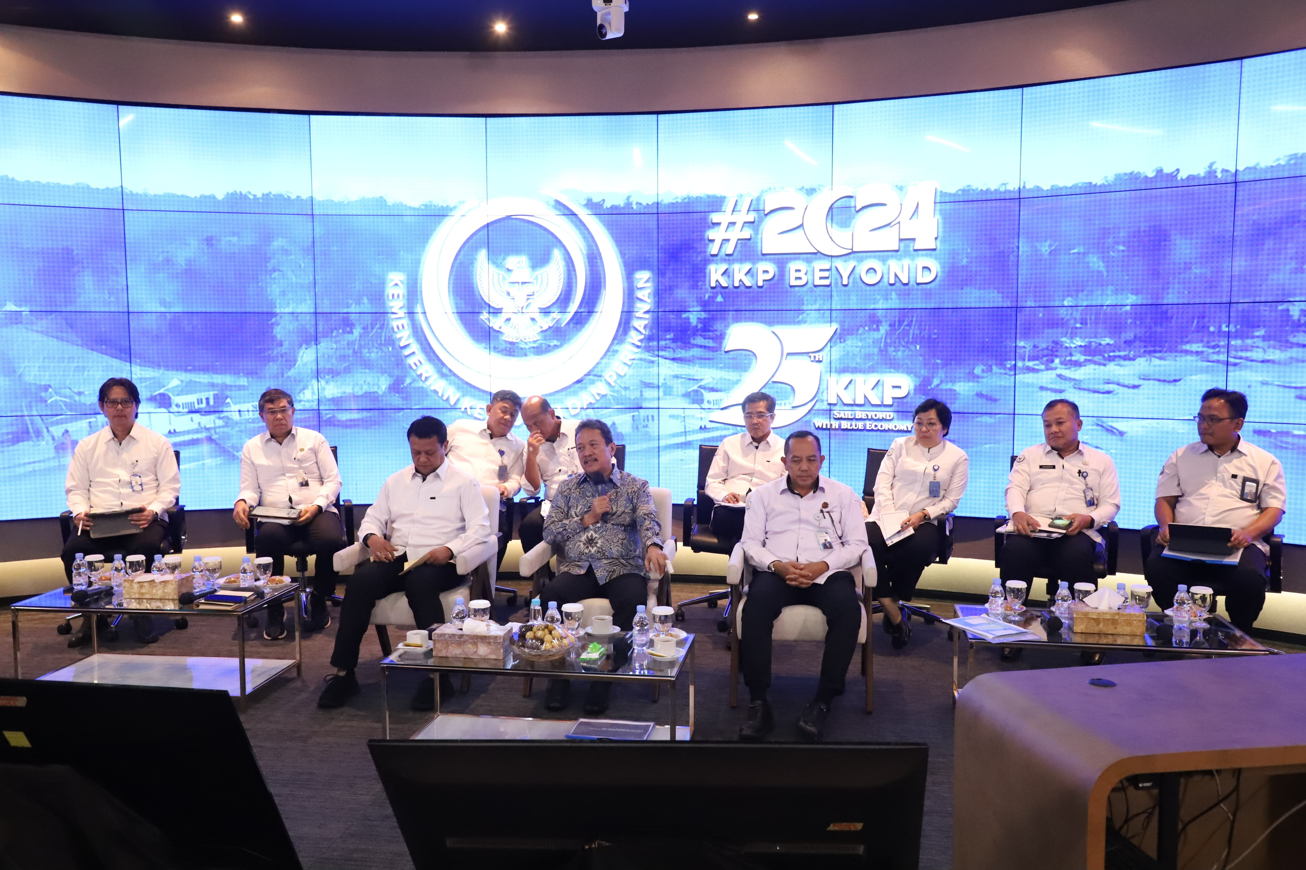 Menteri Kelautan dan Perikanan Sakti Wahyu Trenggono bersama jajaran eselon I Kementerian Kelautan dan Perikanan memaparkan capaian kinerja 2023 dan program kerja prioritas KKP sepanjang tahun 2024 dalam Konferensi Pers Outlook dan Program Prioritas Sektor Kelautan dan Perikanan 2024 di Gedung Mina Bahari I, Kantor KKP, Jakarta Pusat, Rabu (10/1/2024). Foto/Rizki EmitenNews.com Punya Anggaran Rp7,1 T, Menteri KP Siap Kebut Program Ekonomi Biru di 2024