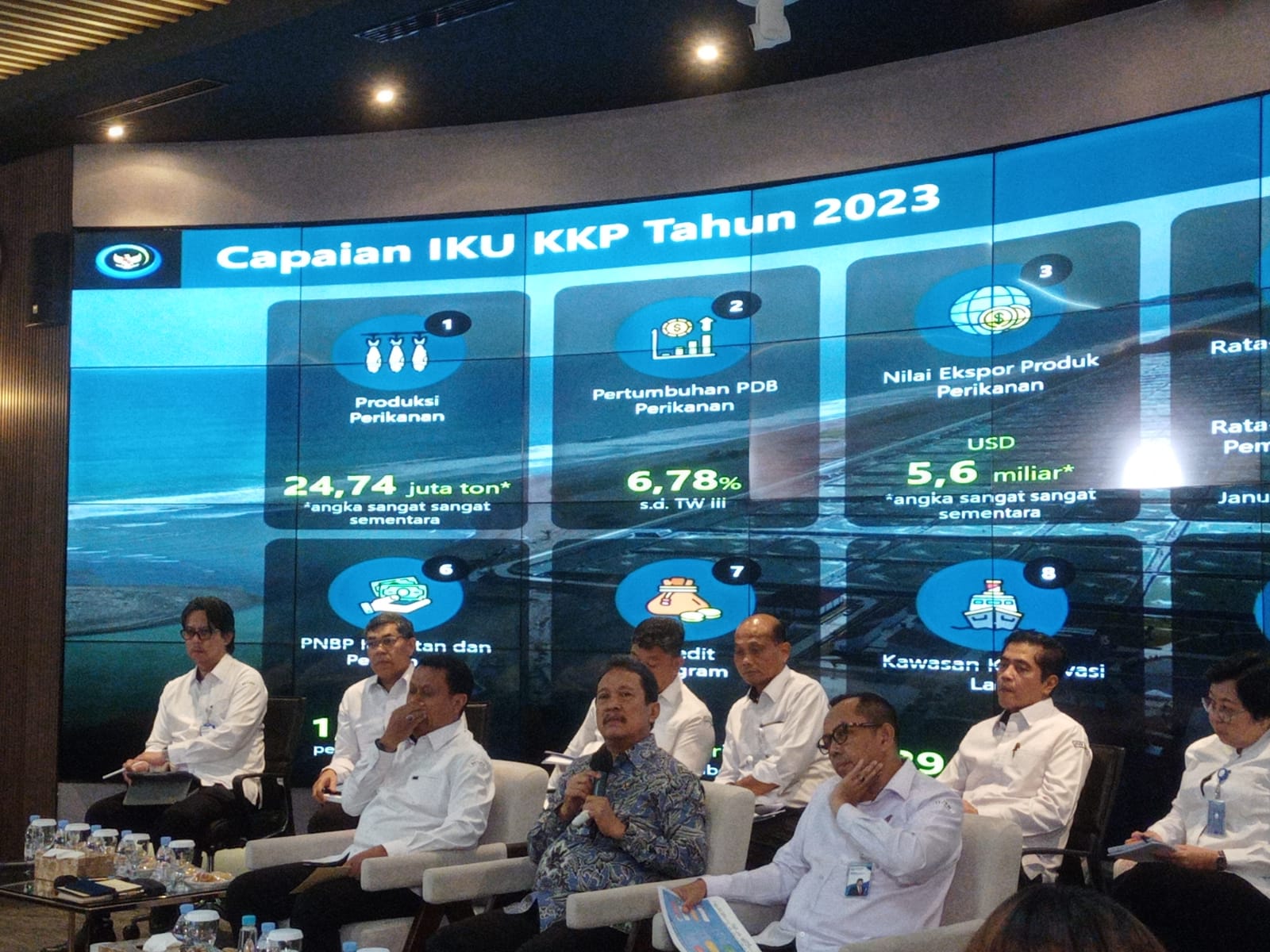 Nelayan RI masih miskin, harus ada intervensi dari pemerintah untuk meningkatkan produktivitas. Pemerintah harus masuk dalam ruang hingga seluk terdalam untuk merubah Kebiasaan perikanan Indonesia lewat penangkapan ikan terukur hingga mengoptimalkan ruang konservasi. Investasi Sentuh Rp 9,56 Triliun, PNBP Kelautan dan Perikanan di 2023 Rp 1,69 Triliun