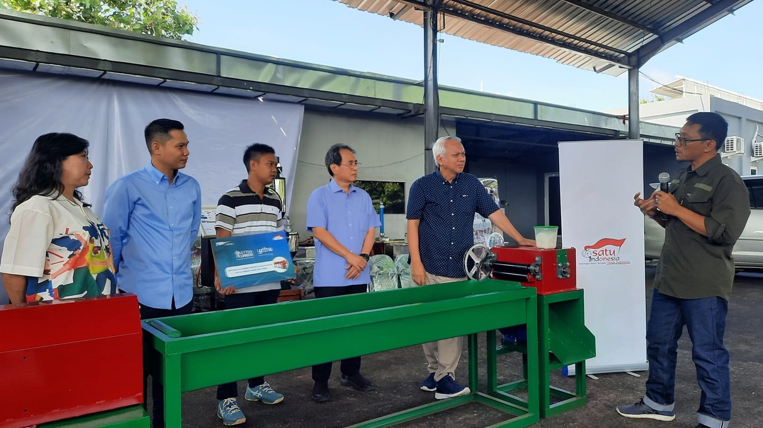 Pemilik UMKM Binaan Yayasan Dharma Bhakti Astra (YDBA), PT Astana Wira Karya, Muhammad Umar Anif (kanan) saat menunjukkan dan menjelaskan mesin pencetak biji plastik yang diproduksinya kepada Nicholas Dimas Ario Sadewo (kedua kiri), Ketua Komunitas UMKM Pande Besi Gayeng Ruyeng, Fajar Tri Anggoro (ketiga kiri) yang disaksikan oleh Ketua Pengurus YDBA, Sigit P. Kumala (ketiga kanan); Sekretaris Pengurus YDBA, Ema Poedjiwati Prasetio (kiri) dan Advisor YDBA, Tonny Sumartono (kedua kanan) pada 20 Januari 2024 di Banyumas, Jawa Tengah. Perkuat Pengolahan Limbah, Astra Runners Serahkan Mesin Pencetak Biji Plastik ke UMKM YDBA