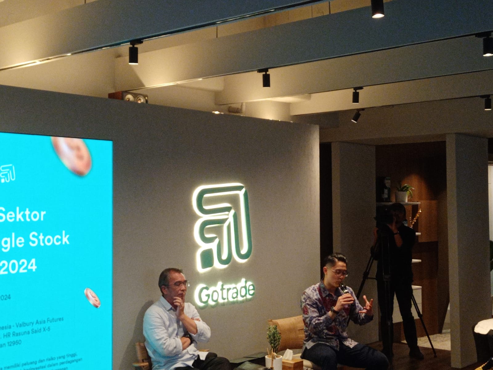 Kiri-Kanan: Stephanus Paulus Lumintang CEO Jakarta Futures Exchange (JFX) bersama Norman CEO Gotrade. Foto/Rizki EmitenNews.com Menakar Prospek Sektor PLAN Single Stock di 2024, Ini Strategi Investasi di Saham AS