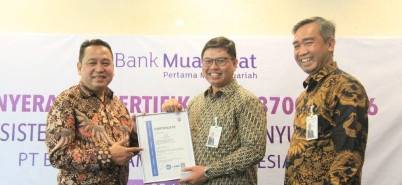 Direktur Utama PT Bank Muamalat Indonesia Tbk Indra Falatehan (tengah) didampingi oleh Direktur Kepatuhan, Risiko & Hukum Karno (kanan) menerima sertifikat ISO 37001:2016 dari President Director PT TÜV SÜD Indonesia Yuan Handayana (kiri) di Jakarta, Kamis (25/01/2024). dok. Muamalat. Terapkan Sistem Manajemen Antisuap, Bank Muamalat Raih Sertifikasi ISO 37001:2016