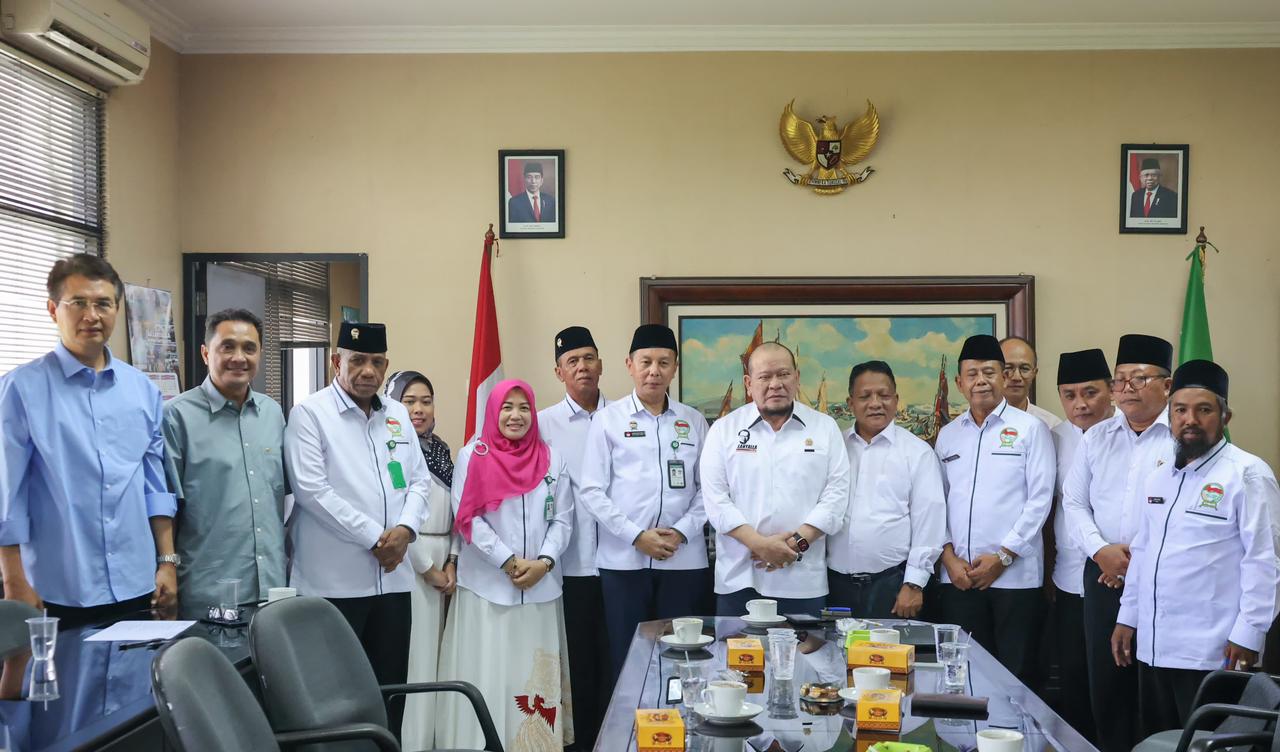 Ketua DPD RI, AA LaNyalla Mahmud Mattalitti, bertemu dengan pengurus Perkumpulan Andalan Nahdliyin UMKM Indonesia (PERAN UMKM Indonesia)di Graha Kadin Jawa Timur, Surabaya, Kamis (25/1/2024). dok. DPD RI. 1,1 Juta UMKM Nahdliyin Kesulitan Akses Pasar, Ketua DPD RI Koneksikan dengan Kadin Jatim