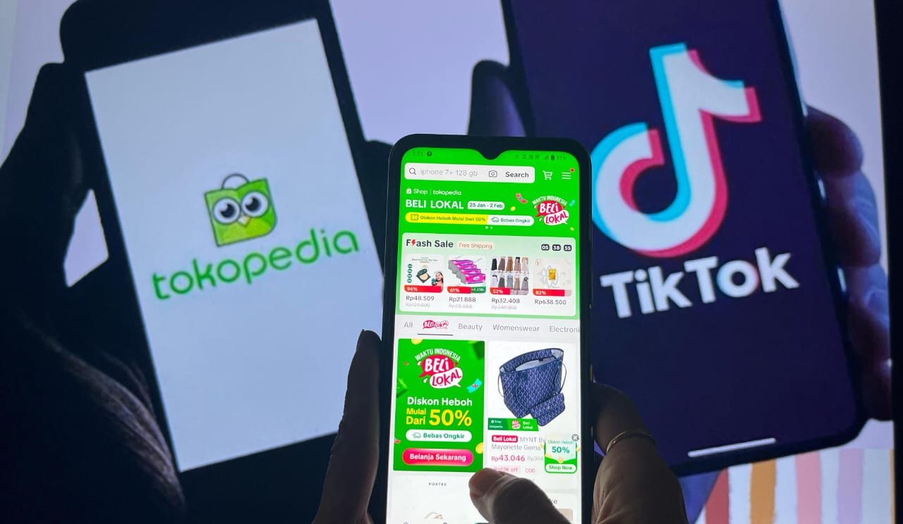 Tiktok Investasi Tokopedia - PT GoTo Gojek Tokopedia Tbk (GOTO) hari ini (31/1) mengumumkan tuntasnya proses investasi Tiktok di Tokopedia. Kesepakatan bisnis senilai total Rp34,22 triliun ini menjadi angin segar bagi para pelaku UMKM untuk terus menikmati program Beli Lokal. Program kolaboratif ini merupakan bentuk keberpihakan GOTO dan Tiktok terhadap agenda digitalisasi UMKM dan pengembangan produk dalam negeri. (Foto: Endang Muchtar) Deal Rampung! Cek Sumber Pendapatan Baru GOTO dari Tokopedia-TikTok