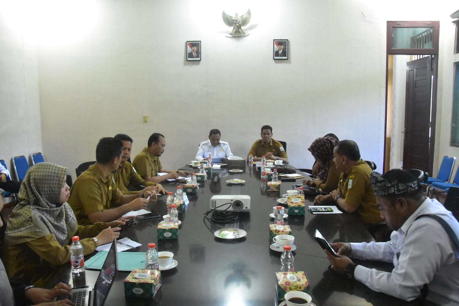 Wakil Ketua Komite II DPD RI Abdullah Puteh (baju putih di depan) melakukan pertemuan dan dialog dalam rangka Pengawasan Atas Pelaksanaan Undang-Undang Nomor 32 Tahun 2009 tentang Perlindungan Dan Pengelolaan Lingkungan Hidup. dok. DPD RI. Kunker ke Aceh Tamiang, Komite II DPD Diskusikan Pemilu dan Pengelolaan Lingkungan Hidup