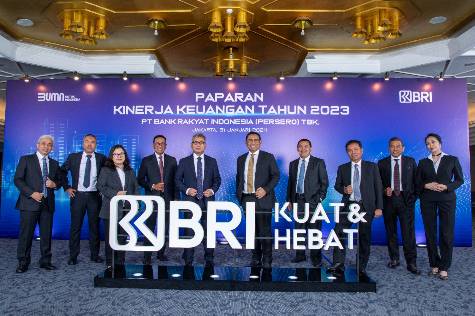 Direktur Utama BRI Sunarso bersama jajaran petinggi BRI dalam paparan kinerja keuangan BRI full year 2023 di Jakarta, Rabu (31/1/2023). dok. BRI. Targetkan Pertumbuhan Kredit 11-12% Tahun 2024, Ini Strategi BRI Tumbuh Berkelanjutan