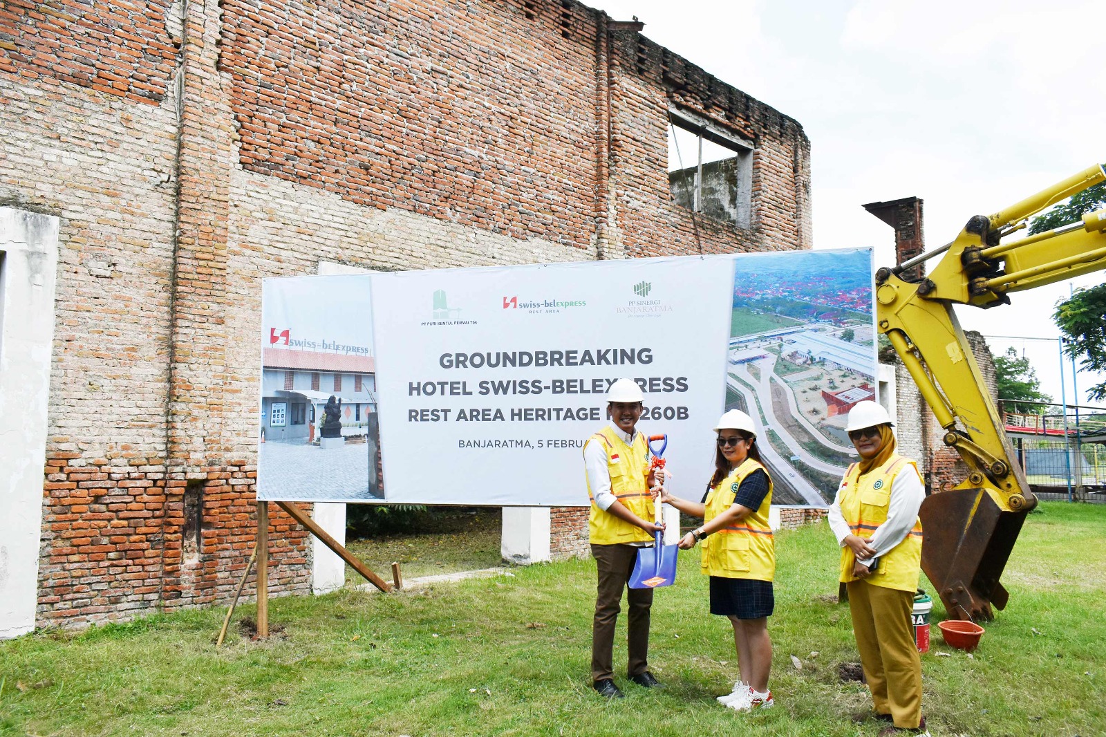 Kiri-kanan: Ghani Usach Direktur PT Karya Multidaya Putra yang menjadi kontraktor pembangunan hotel swiss-belexpress di Km. 260B menerima scoop dari Direktur PT Puri Sentul Permai Tbk (KDTN) Aan Rohana di temani Direktur Utama PP Sinergi Banjaratma Dina Yunanda, sebagai simbolik groundbreking. Foto/Dokumen KDTN KDTN Groundbreaking Hotel Modern di Bangunan Heritage Rest Area Km 260B