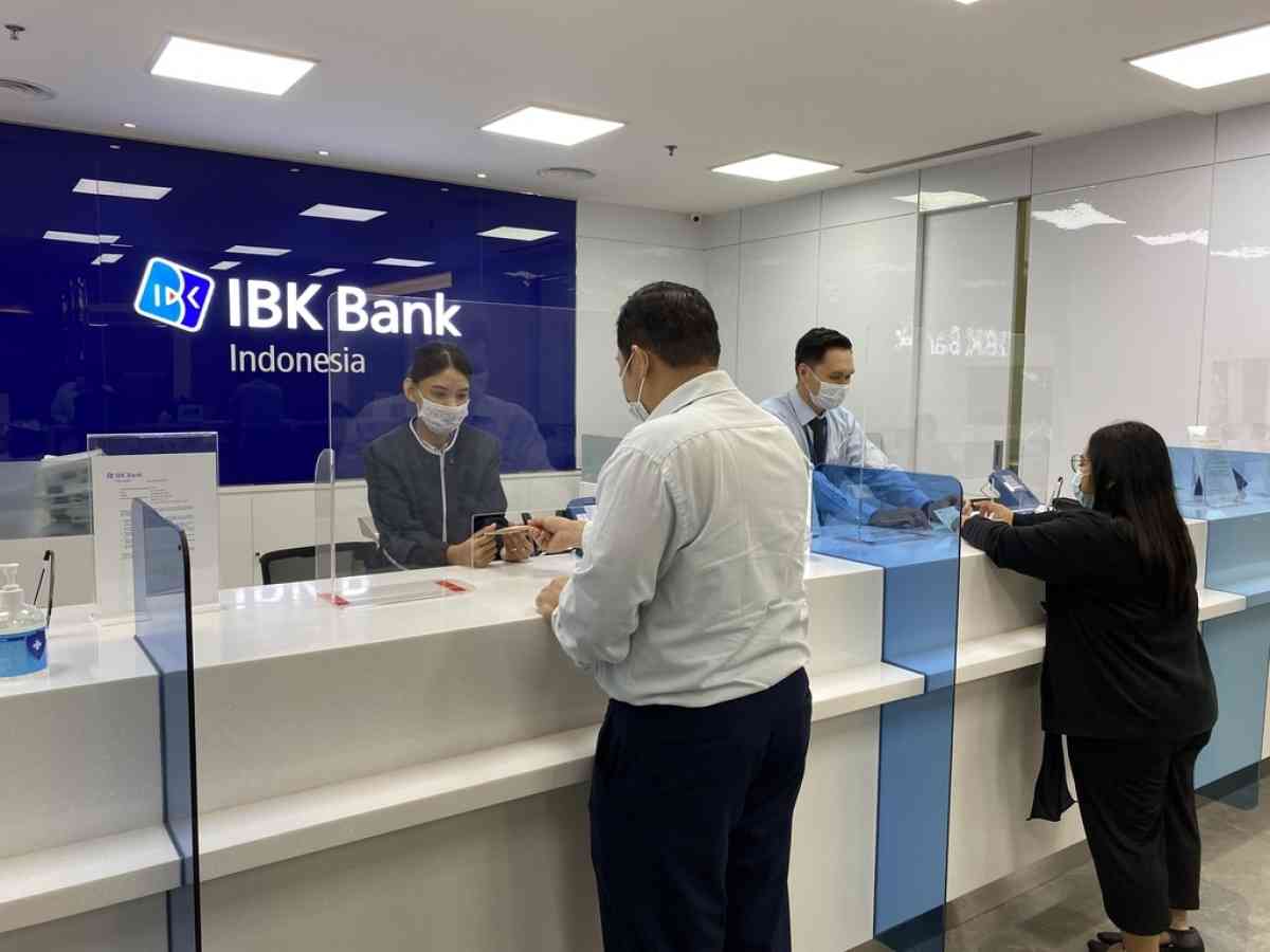 LAYANAN - Pegawai Bank IBK tampak melayani nasabah. FOTO - ISTIMEWA Bank IBK Indonesia (AGRS) Raih Restu Right Issue 11,7 Miliar Saham