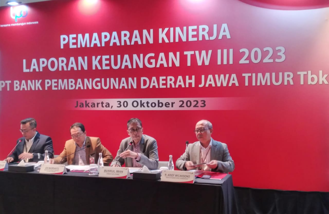 KINERJA - Direksi Bank Jatim kala menjelaskan kinerja kuartal III-2023. FOTO - ISTIMEWA Periksa! Berikut Jadwal Dividen Tunai 2023 Bank Jatim (BJTM) Rp816,69 Miliar