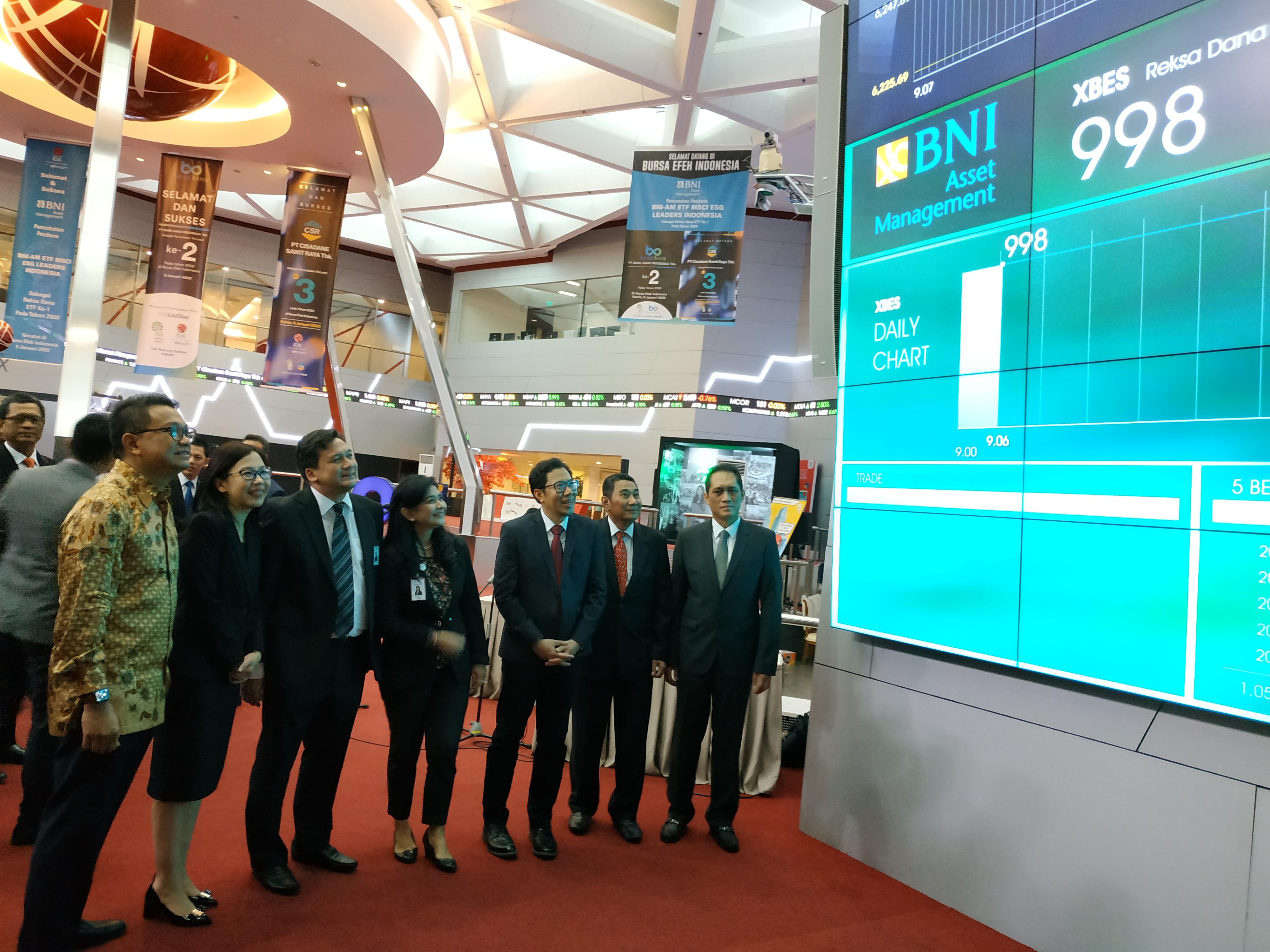 Jajaran direksi BNI Asset Management dan Bursa Efek Indonesia melihat papan layar. Dok/Istimewa Naik Tipis, AUM BNI Asset Management 2023 Sentuh Rp31,7 T