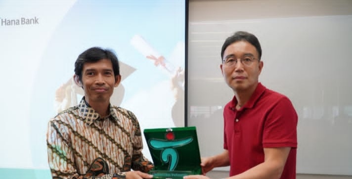 Penyerahan beasiswa di Kantor Pusat Hana Bank, Jakarta dihadiri Dirut Hana Bank Jong Jin Park. ist. Hana Bank Salurkan Beasiswa Pendidikan Total Rp1 Miliar