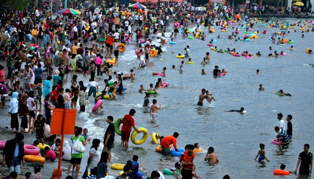 RAMAI - Pengunjung memenuhi salah satu wahana Jaya Ancol. FOTO - ISTIMEWA Simak! Ini Jadwal Dividen Jaya Ancol (PJAA) Rp51 Miliar