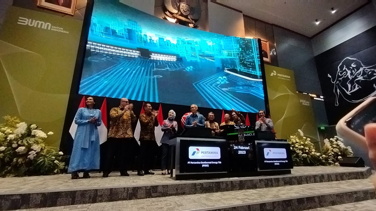 SENYUM - Direksi Pertamina Energy kala mengikuti seremoni listing di Main Hall BEI. FOTO - ISTIMEWA Surplus 28 Persen, Laba Pertamina Energy (PGEO) 2023 Jadi USD163 Juta