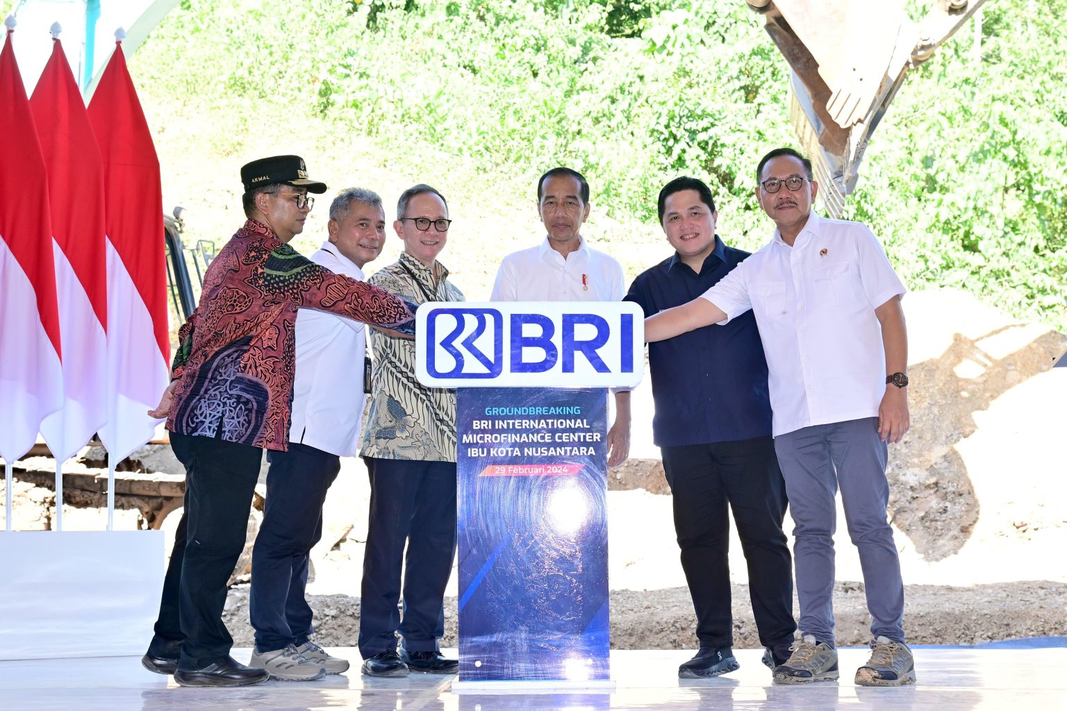Presiden RI Joko Widodo (Jokowi) saat melakukan peletakan batu pertama atau groundbreaking sejumlah infrastruktur di Kawasan Ibu Kota Nusantara (IKN), Kamis (29/02/2024) Presiden: Minat Tinggi, Banyak Investor Antri Masuk IKN