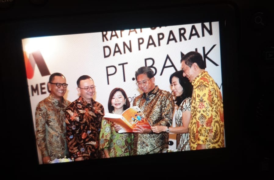 Kiri-kanan: Manajemen Bank Mega Direktur Compliance & Human Capital Yuni Lastianto, Direktur Treasury & International Banking Martin Mulwanto, Wakil Direktur Utama Bank Mega Diza Larentie, Direktur Utama Bank Mega Kostaman Thayib, Wakil Direktur Utama Indivara Erni dan Direktur Kredit Madi Darmadi Lazuardi. Dok/Bank Mega Emiten Bank Chairul Tanjung (MEGA) Bakal Tebar Dividen Rp2,46 Triliun