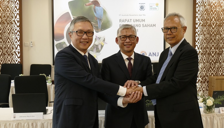 KOMPAK - Direksi Austindo Jaya berjabat tangan usai paparan kinerja perseroan. FOTO - ISTIMEWA Pengendali Cabut, Ini Bantahan Austindo Jaya (ANJT)