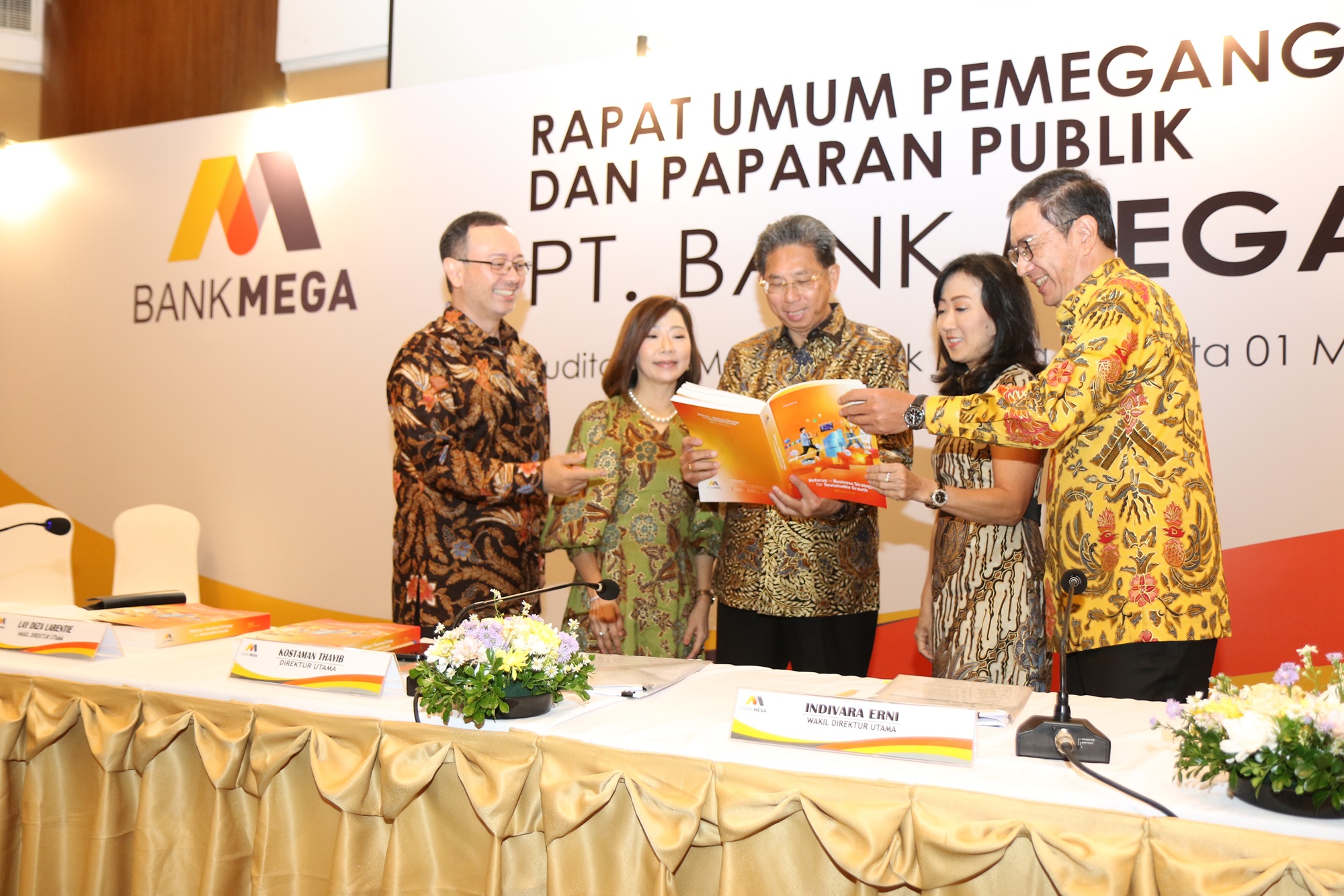 Kiri-kanan: Manajemen Bank Mega Direktur Compliance & Human Capital Yuni Lastianto, Direktur Treasury & International Banking Martin Mulwanto, Wakil Direktur Utama Bank Mega Diza Larentie, Direktur Utama Bank Mega Kostaman Thayib, Wakil Direktur Utama Indivara Erni dan Direktur Kredit Madi Darmadi Lazuardi. Dok/Bank Mega Kerek Penyaluran Kredit, Bank Mega Incar Laba Rp3,8 Triliun di 2024