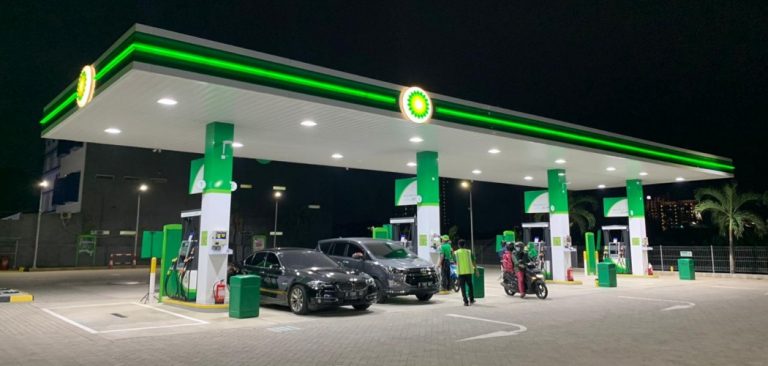 LAYANAN - Suasana pelayanan SPBU milik AKR Corporindo kala malam hari. FOTO - ISTIMEWA Arthakencana Serok 3,44 Juta Saham AKRA Rp1.620-1.626 per Lembar