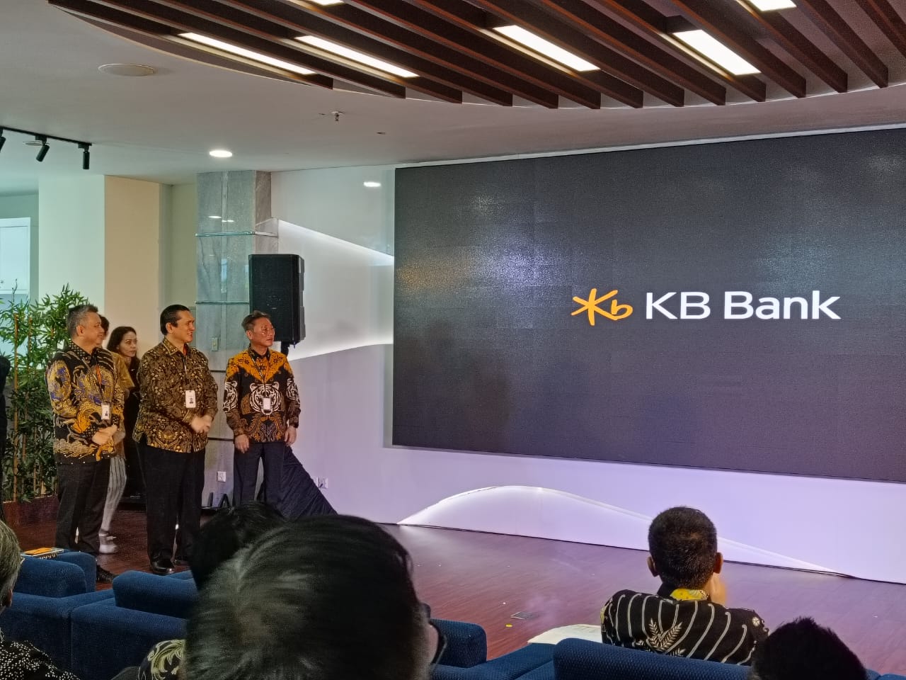 Peluncuran merek dan logo baru KB Bank, Senin (4/3/2024). dok. EmitenNews/Yosman Mansyur. Perkuat Branding, Jajaran Komisaris-Direksi Kompak Luncurkan KB Bank