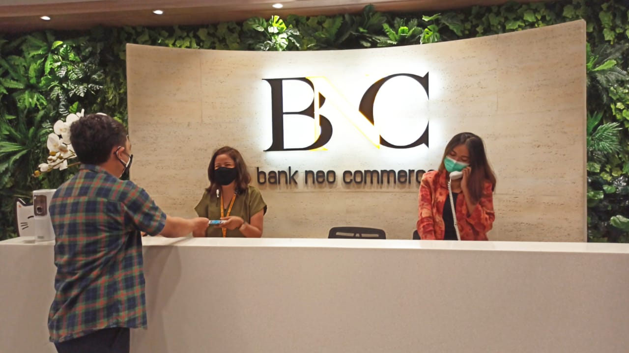 para pekerja sedang menerima nasabah PT bank neo Commerce Tbk (BBYB). Dok/Istimewa Bank Neo (BBYB) Rugi Rp573 Miliar, Defisit 2023 Sentuh Rp2,31 Trilliun