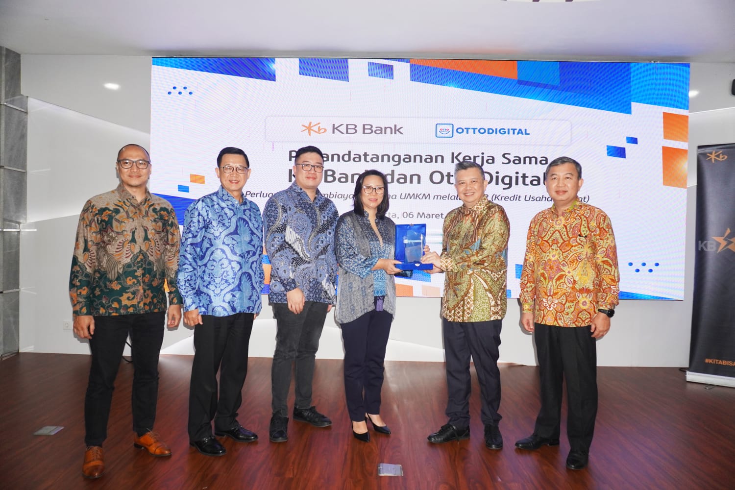 Wakil Direktur Utama KB Bank, Robby Mondong (dua kanan) dan Direktur PT Reksa Transaksi Sukses Makmur, Grace Sunarjo (empat kiri) menandai kolaborasi KB Bank dengan OttoDigital, Rabu (6/3/2024). dok. KB Bank. melalu Kolaborasi KB Bank-OttoDigital Melalui KUR Dukung UMKM