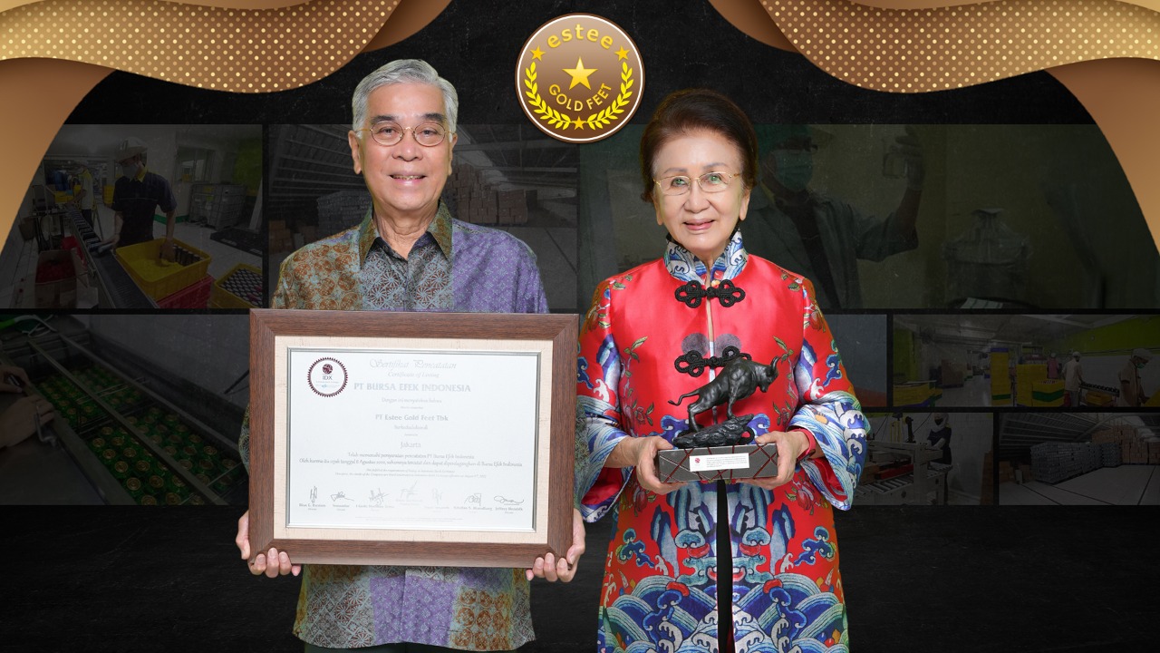 IPO - Direksi Estee Gold Feet kala menerima plakat listing dari BEI. FOTO - ISTIMEWA Diam-Diam! Majukarya Serok 74 Juta Saham Estee Gold Feet (EURO)
